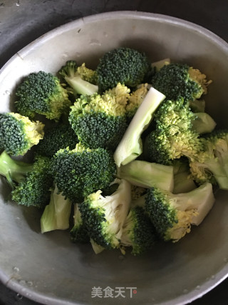 蒜喷鼻西兰花的做法步调：1