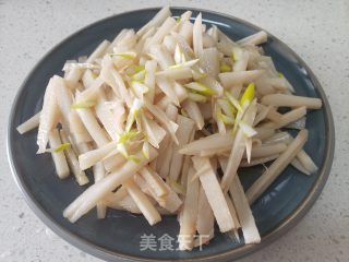 凉拌莲条的做法步调：6
