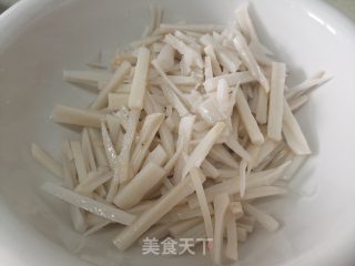凉拌莲条的做法步调：3