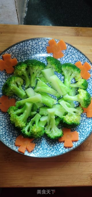 蒜喷鼻虾拌西兰花的做法步调：6