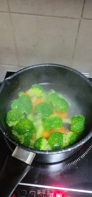 蒜喷鼻虾拌西兰花的做法步调：4