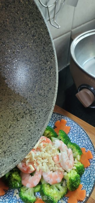 蒜喷鼻虾拌西兰花的做法步调：12