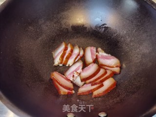 竹笋炒腊肉的做法步调：3