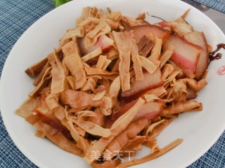 竹笋炒腊肉的做法步调：6