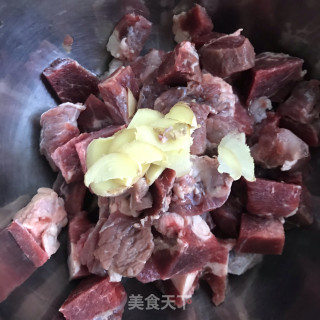 牛肉炖土豆的做法步调：1