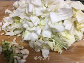 五花肉炒包心菜的做法步调：1