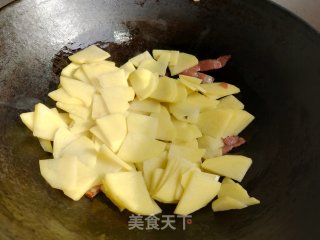 五花肉炒土豆片的做法步调：6