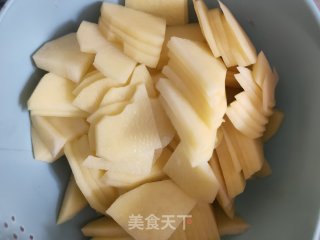 五花肉炒土豆片的做法步调：3