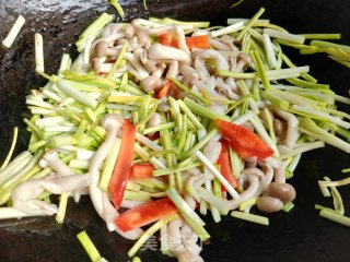 蒜黄炒海陈菇的做法步调：6