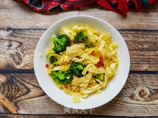 西兰花娃娃菜拌豆腐皮的做法步调：7