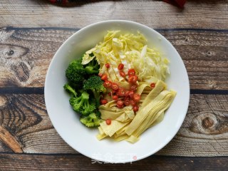 西兰花娃娃菜拌豆腐皮的做法步调：6