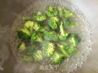 西兰花娃娃菜拌豆腐皮的做法步调：1
