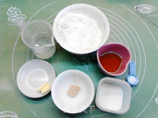 葱喷鼻芥终腊肉披萨的做法步调：1