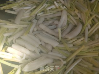 蒜黄海陈菇炒鸡蛋的做法步调：6