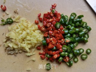 青白椒姜米拌莲藕的做法步调：3
