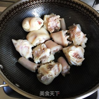 白烧尾巴猪蹄的做法步调：1