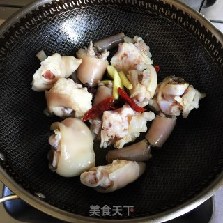 白烧尾巴猪蹄的做法步调：2