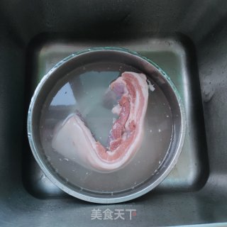 五花肉雪里蕻扣肉的做法步调：1