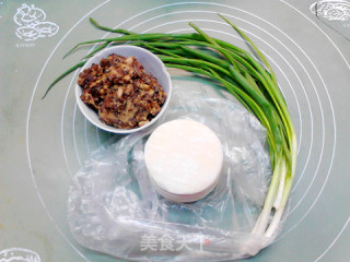 葱喷鼻腊肉蘑菇蒸饺的做法步调：1