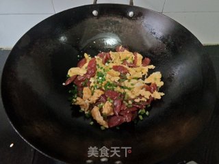 鸡蛋炒广式腊肠的做法步调：6