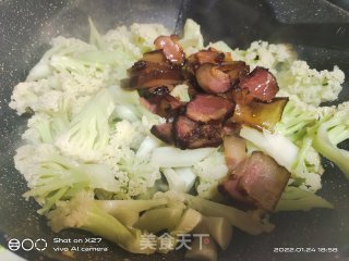 腊肉烧花菜的做法步调：5