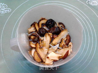 腊肉蘑菇叶女粑的做法步调：2