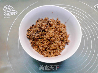 腊肉蘑菇叶女粑的做法步调：3
