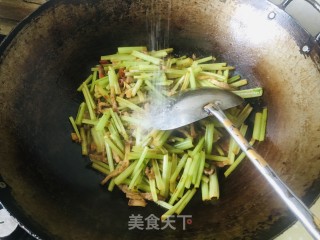 喷鼻芹炒肉丝的做法步调：7