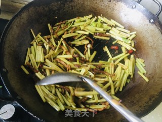 喷鼻芹炒肉丝的做法步调：5
