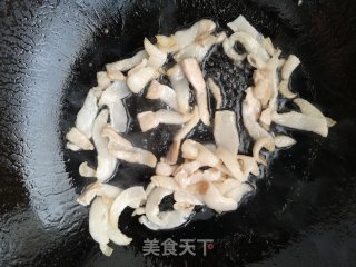 胡萝卜杏鲍菇炒五花肉的做法步调：2