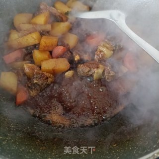 土豆烧牛腩的做法步调：11