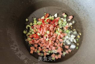 小米椒芹菜水腿肠炒饭的做法步调：6