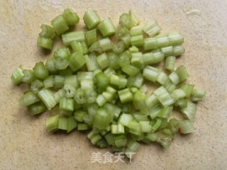 小米椒芹菜水腿肠炒饭的做法步调：4