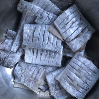 身无分文炸带鱼的做法步调：2