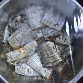 身无分文炸带鱼的做法步调：5
