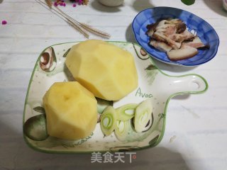 腊肉炒土豆片的做法步调：2