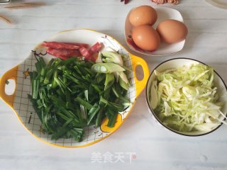 香肠炒韭菜鸡蛋的做法步调：1