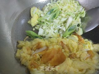 香肠炒韭菜鸡蛋的做法步调：3