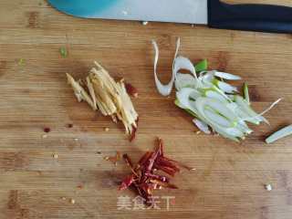 陈喷鼻香
下饭的腊肉炒圆利剑菜的做法步伐
：3
