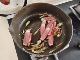 陈喷鼻香
下饭的腊肉炒圆利剑菜的做法步伐
：5
