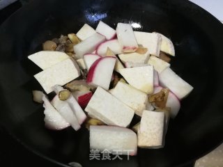 咸肉喷鼻芋萝卜煲的做法步调：6