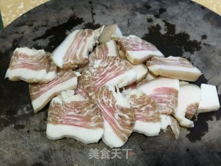 咸肉喷鼻芋萝卜煲的做法步调：1