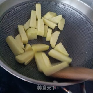 土豆炖排骨的做法步调：7