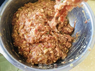 年夜肉玉米虾饺的做法步调：1