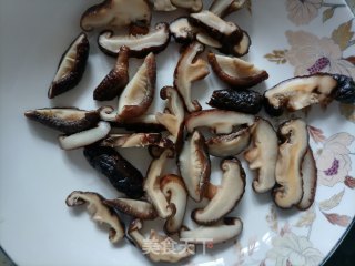 喷鼻菇蒸腊肉的做法步调：5
