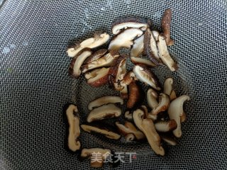 喷鼻菇蒸腊肉的做法步调：4