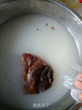 喷鼻菇蒸腊肉的做法步调：1