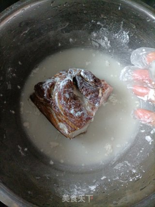 喷鼻菇蒸腊肉的做法步调：2
