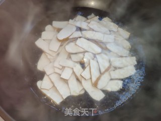 韭菜炒喷鼻干的做法步调：3