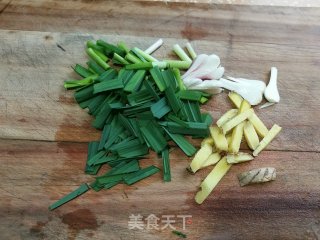 蒜苗炒贝肉的做法步调：2